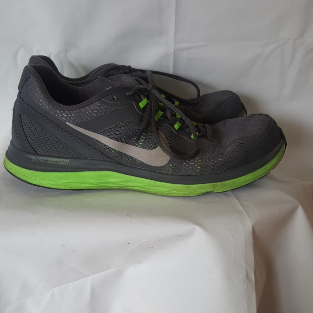 Nike athletic shoes - Picture 3 of 8